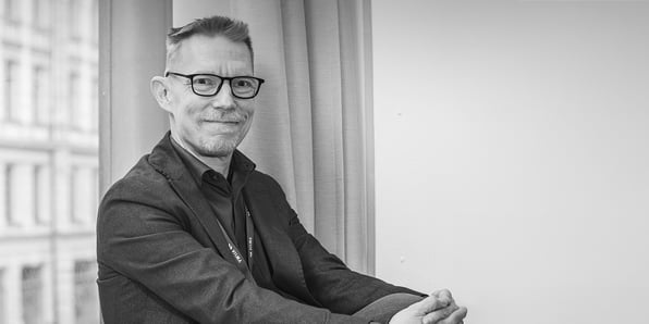 Visman asiantuntija istumassa toimistossa – asiakastarina Wulffin ja Visman yhteistyostä