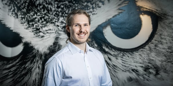 Miksi ergonomia on kriittinen osa työhyvinvointia ja tuottavuutta? Fysioterapeutti Joakim Hlavaty kertoo vinkit parempaan työpisteeseen.