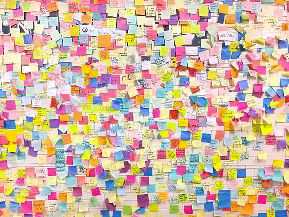 Post-it-lappuja on saatavana kaikissa sateenkaaren väreissä Post-it-lappuja on saatavana kaikissa sateenkaaren väreissä
