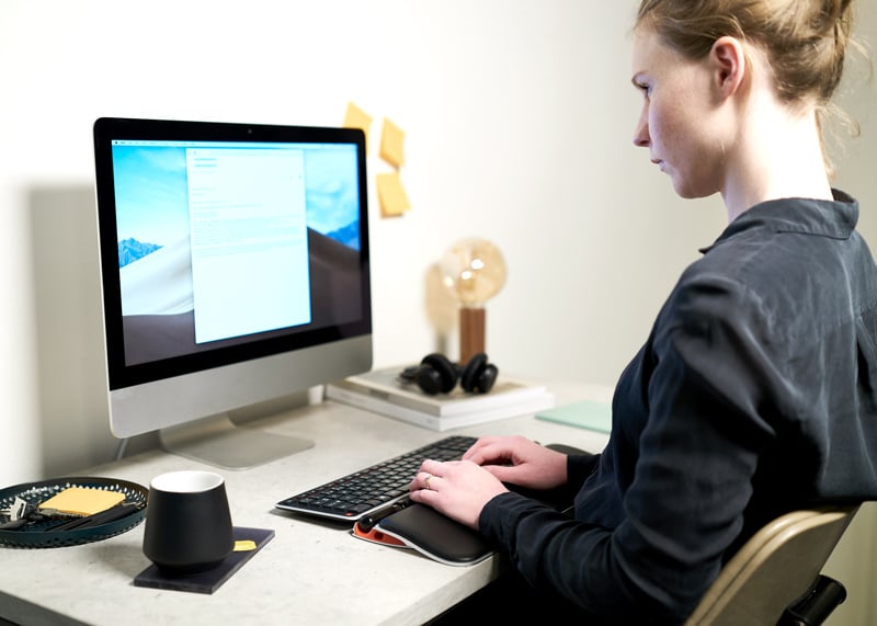 Contour RollerMouse ja Balance Keyboard työpisteessä.