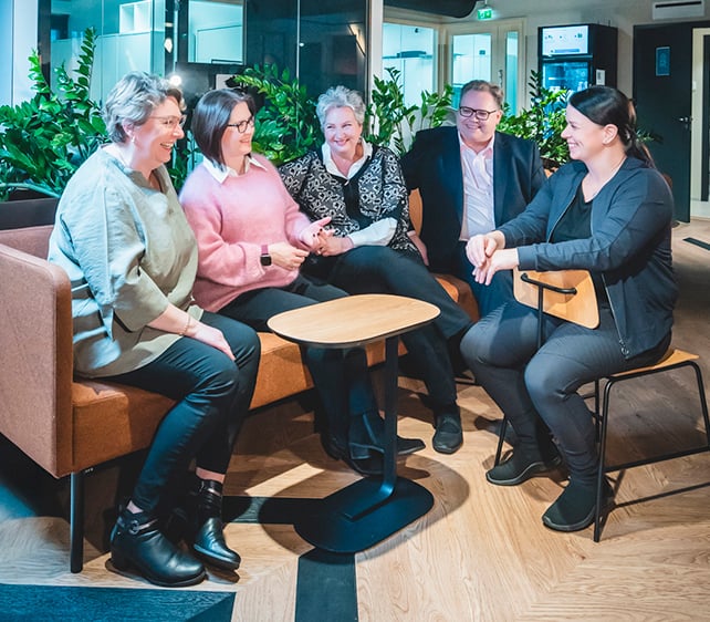 Wulff Tilitoimistot asiantuntijat juttelemassa Wulff-talossa