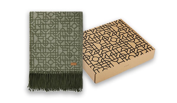 Tyylikäs Jacquard-kudottu peitto lahjarasiassa