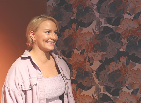 Wulff.fi_nostolaatikko_590x430_nainen_iloinen_tapetti