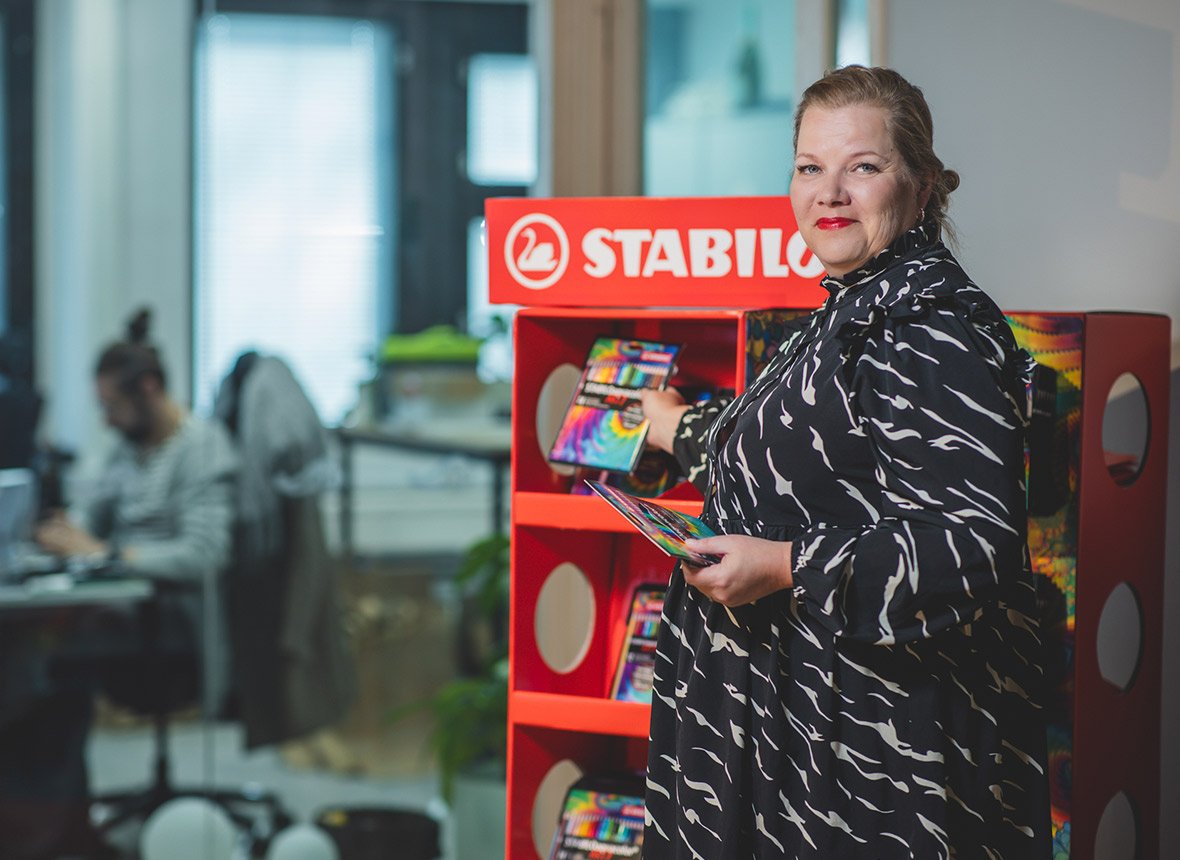 STABILO-tuotteet-myyntiteline-hymyilevä-wulffilainen