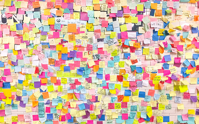 Post-It-tarralaput pysyvät seinällä