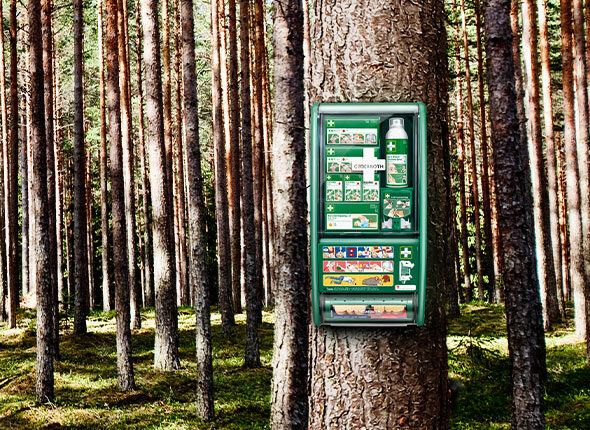 Cederroth ensiapuasema kiinnitetty puuhun metsäympäristössä, korostaa näkyvyyttä ja saatavuutta vaativissa olosuhteissa Cederroth ensiapuasema kiinnitetty puuhun metsäympäristössä, korostaa näkyvyyttä ja saatavuutta vaativissa olosuhteissa
