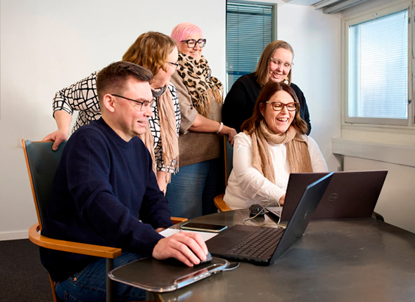 Wulff Tilitoimistot Turun tiimi työskentelemässä yhdessä toimistolla tietokoneen äärellä.